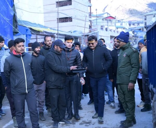 केदारनाथ धाम पहुंचे मुख्य सचिव आनंद बर्द्धन, धाम परिसर में चल रहे पुनर्निर्माण और विकास कार्यों का किया स्थलीय निरीक्षण