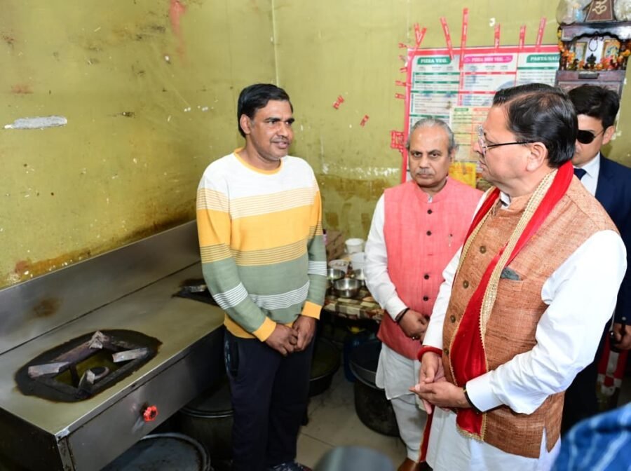 मुख्यमंत्री पुष्कर सिंह धामी ने रेस्टोरेंट में पहुंच लिया गैस आपूर्ति का जायजा, गैस आपूर्ति सुचारू रखने के लिए प्रधानमंत्री के नेतृत्व में हर संभव प्रयास कर रही है सरकार