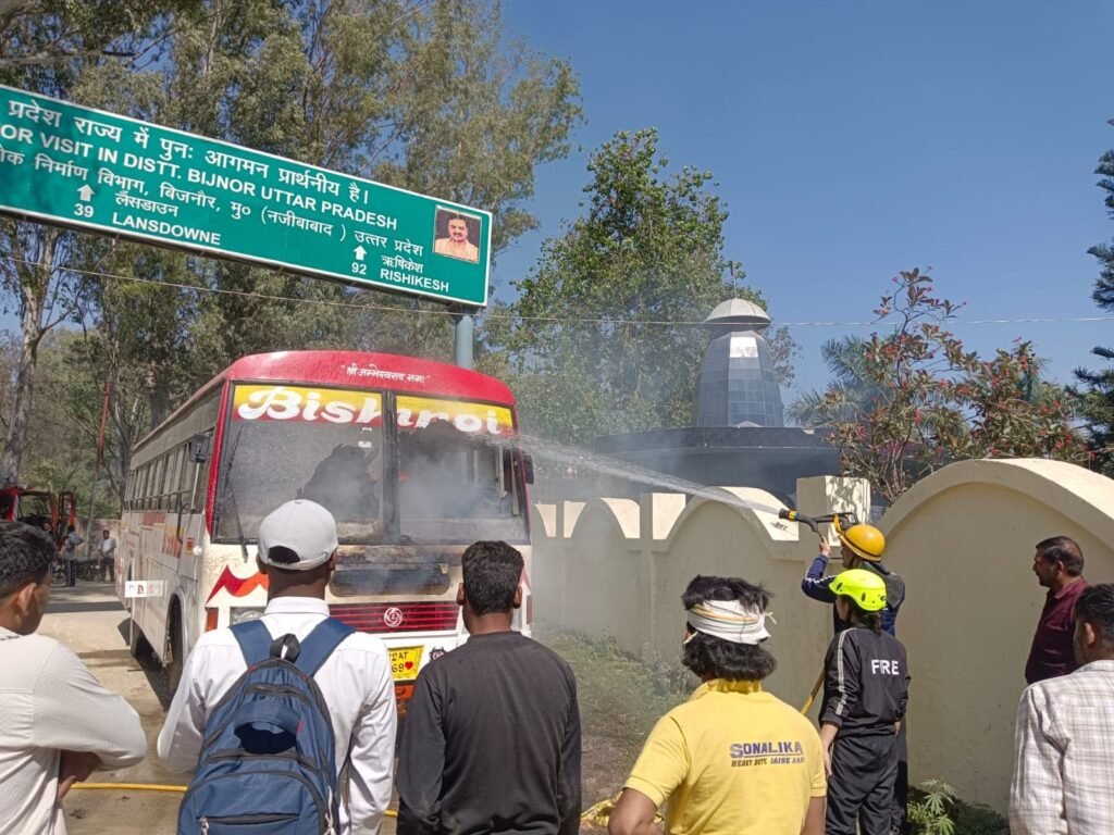 कोटद्वार में बस में लगी भीषण आग, दमकल की तत्परता से टला बड़ा हादसा