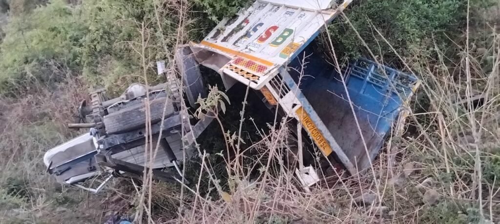 अनियंत्रित वाहन गहरी खाई में गिरा, SDRF का त्वरित रेस्क्यू चालक की मौत, एक घायल बचाया गया