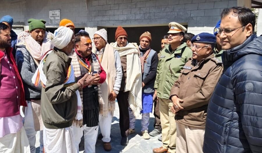 कपाट खुलते ही उमड़ी आस्था की भीड़, डीएम-एसपी उतरे ग्राउंड जीरो पर