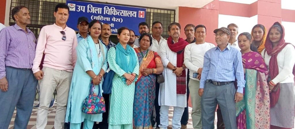 करोड़ों का अस्पताल, फिर भी मरीज बेहाल, गुस्साए लोगों ने शुरू किया आमरण अनशन