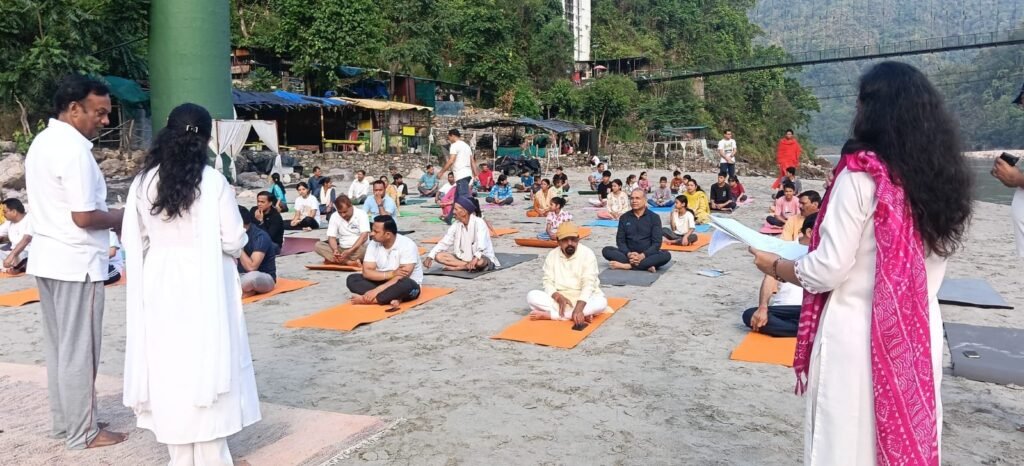 कंडोलिया मैदान और सिरासू गंगा तट पर हुआ योगाभ्यास, बड़ी संख्या में लोगों ने की सहभागिता