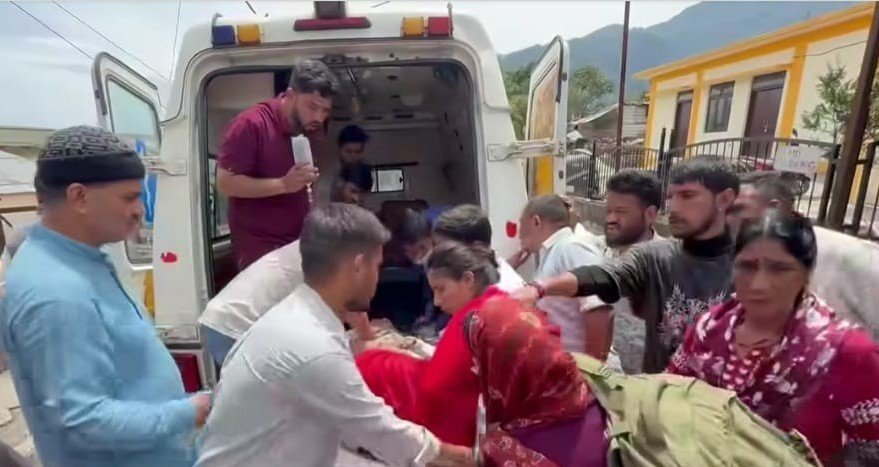 खाई में गिरकर गंभीर घायल हुई महिला, एयर एम्बुलेंस में देरी पर उठे सवाल