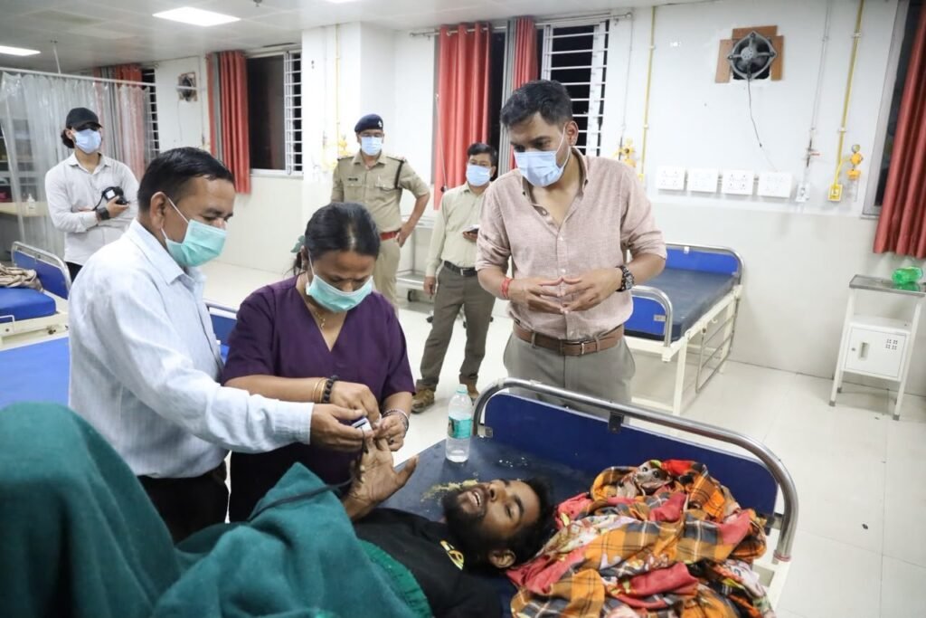 कोरोनेशन अस्पताल की बदहाली पर भड़के डीएम डॉ. आशीष चौहान, औचक निरीक्षण के दौरान आईसीयू में बंद मिला AC, लापरवाही पर होगी सख्त कार्रवाई, व्यवस्थाएं सुधारने के दिए निर्देश