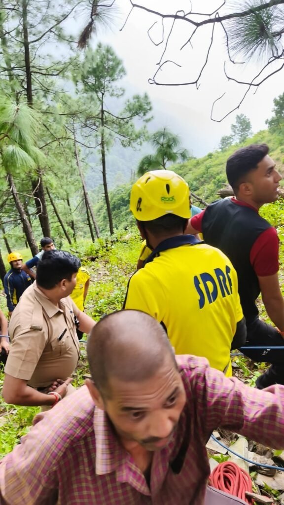 पिथौरागढ़ में 250 मीटर गहरी खाई में गिरा पिकअप, एक व्यक्ति की मौत