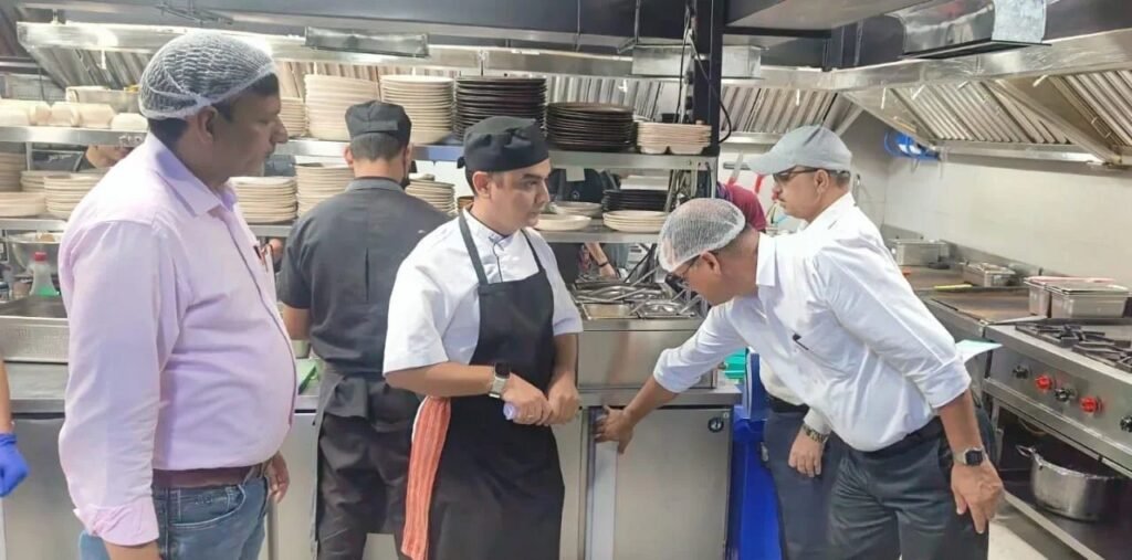 त्योहारी सीजन में खाद्य सुरक्षा विभाग का एक्शन तेज, राजपुर रोड के नामी कैफे-रेस्टोरेंट में छापेमारी